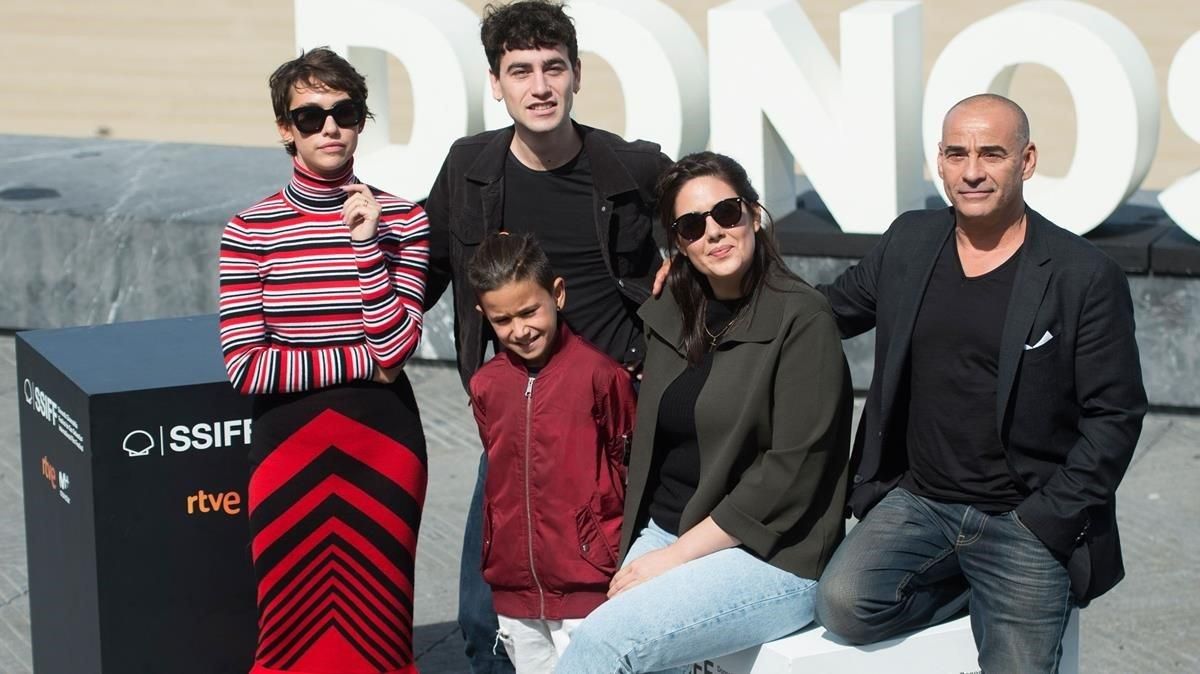 De izquierda a derecha, Greta Fernández, Àlex Monner, Tomás Martín, Belén Funes y Eduard Fernández, tras la presentación de ’La hija de un ladrón’ en San Sebastián De izquierda a derecha, Greta Fernández, Àlex Monner, Tomás Martín, Belén Funes y Eduard Fernández, tras la presentación de ’La hija de un ladrón’ en San Sebastián