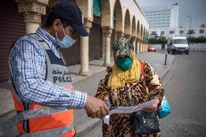 Un vigilante pide la documentación a una mujer en Casablanca, Marruecos.
