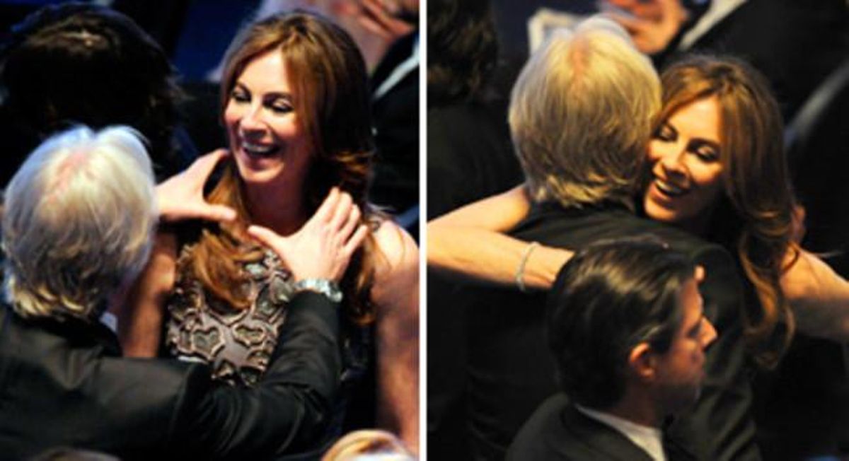 DEL ESTRANGULAMIENTO AL ABRAZO. James Cameron, exmarido de Bigelow y rival por la estatuilla, felicita a la directora tras su éxito. DEL ESTRANGULAMIENTO AL ABRAZO. James Cameron, exmarido de Bigelow y rival por la estatuilla, felicita a la directora tras su éxito.