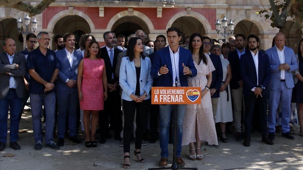 Declaración institucional de Albert Rivera frente a la sede del Parlament de Catalunya para conmemorar el 6 y 7 de septiembre de 2017 Declaración institucional de Albert Rivera frente a la sede del Parlament de Catalunya para conmemorar el 6 y 7 de septiembre de 2017
