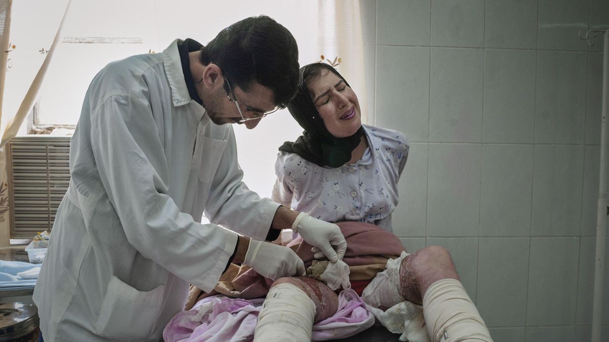 Haurin Khader, de 15 años, es curada de sus heridas en el hospital Emergency de Erbil, capital de la Región Autónoma del Kurdistán de Iraq, en abril de 2006. Haurin Khader, de 15 años, es curada de sus heridas en el hospital Emergency de Erbil, capital de la Región Autónoma del Kurdistán de Iraq, en abril de 2006.