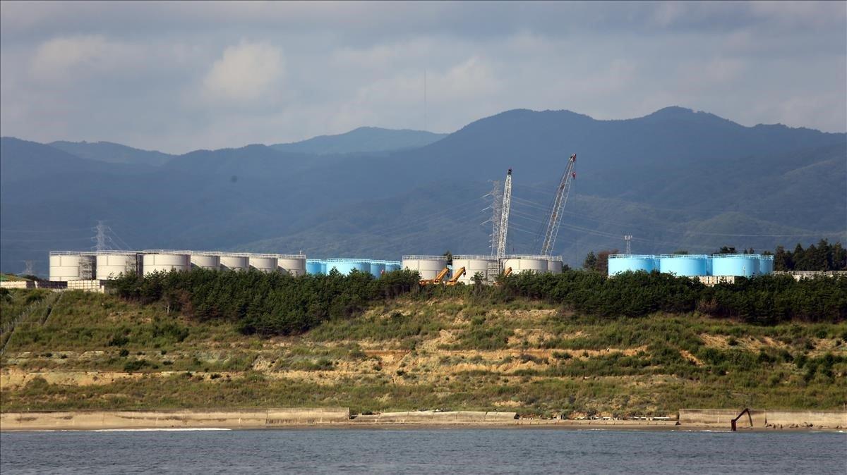 Algunos de los tanques cercanos a la central nuclear de Fukushima, que sufrió un accidente en marzo del 2011.