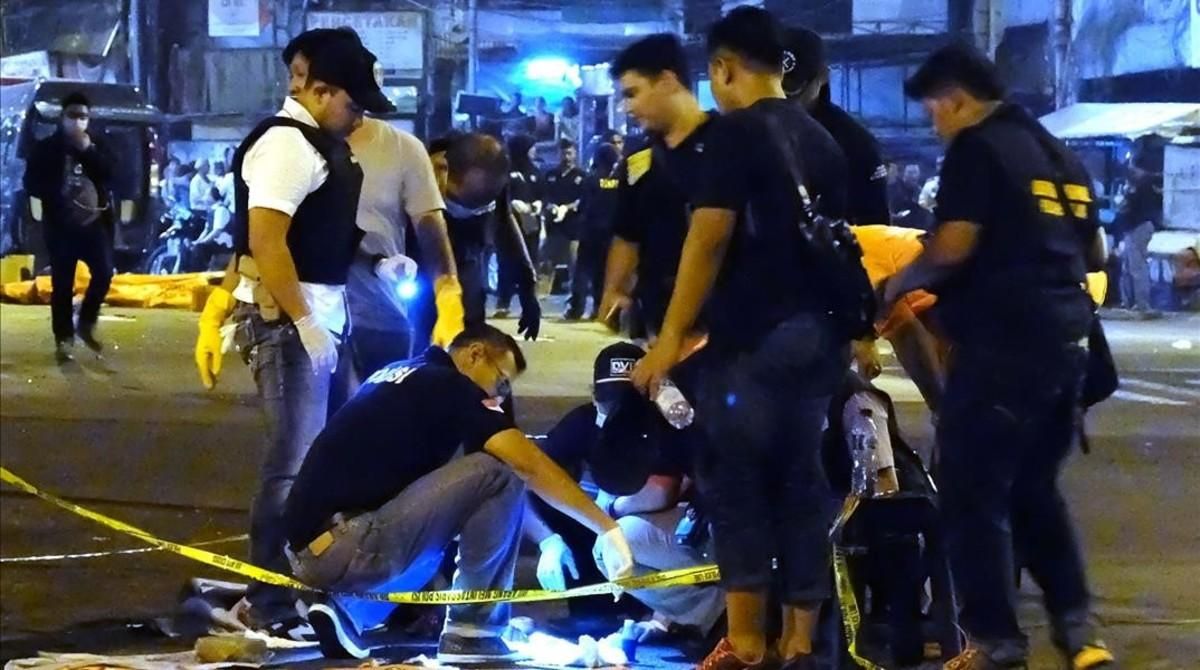 La policía indonesia investiga lo sucedido tras la explosión causada por un terrorista suicida en Jakarta. La policía indonesia investiga lo sucedido tras la explosión causada por un terrorista suicida en Jakarta.