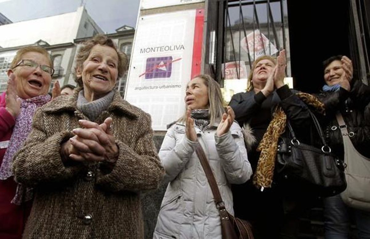 Aurelia Rey agradece el apoyo a sus vecinos que el lunes evitaron dos veces su desalojo. Aurelia Rey agradece el apoyo a sus vecinos que el lunes evitaron dos veces su desalojo.