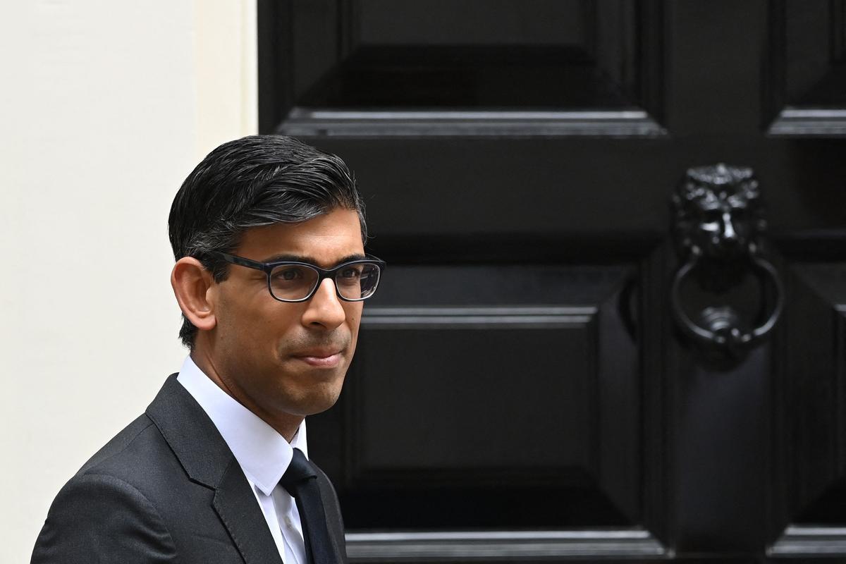 El ministro de Finanzas británico, Rishi Sunak, frente a la puerta del número 10 de Downing Street, sede el primer ministro.