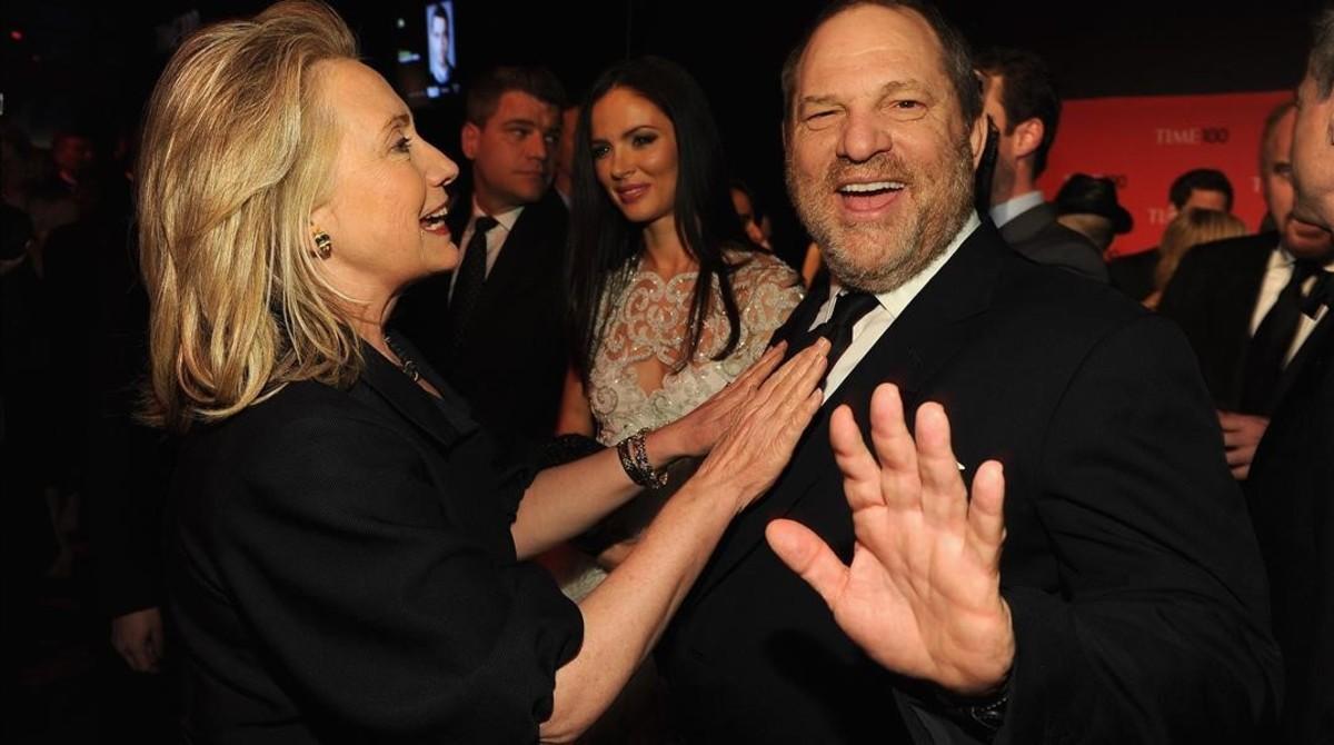 Hillary Clinton bromea con Harvey Weinstein, en Nueva York, en el 2012.