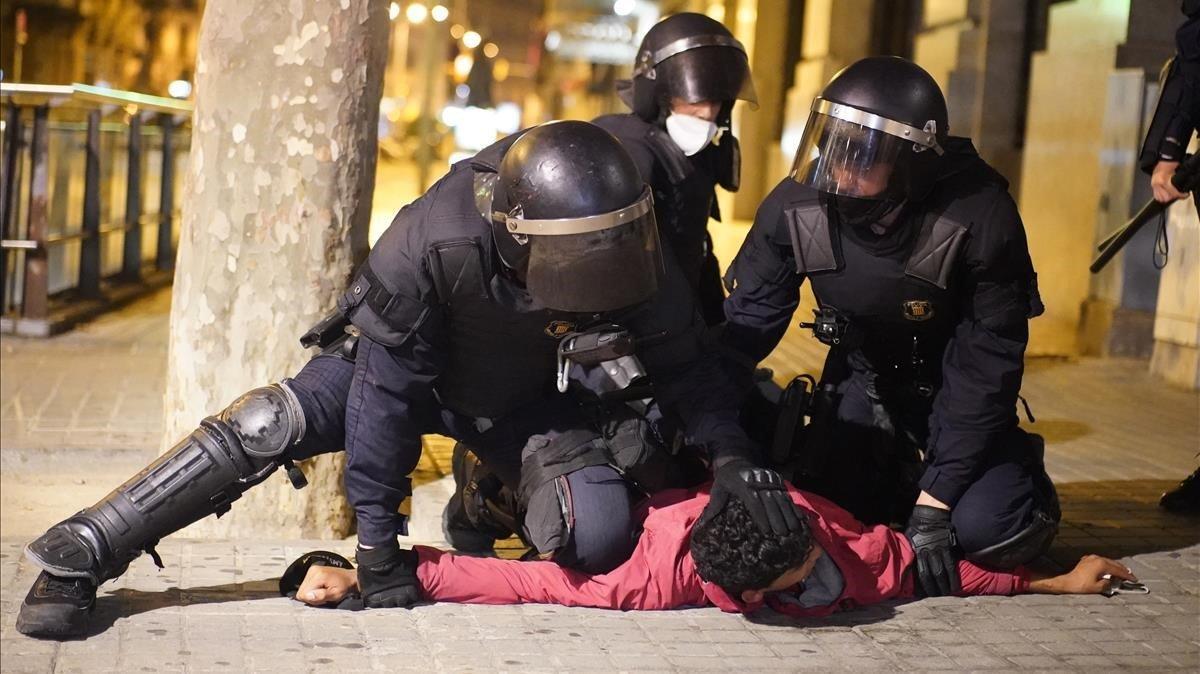 Los Mossos inmovilizan a uno de los detenidos en los disturbios del viernes en Barcelona. Los Mossos inmovilizan a uno de los detenidos en los disturbios del viernes en Barcelona.