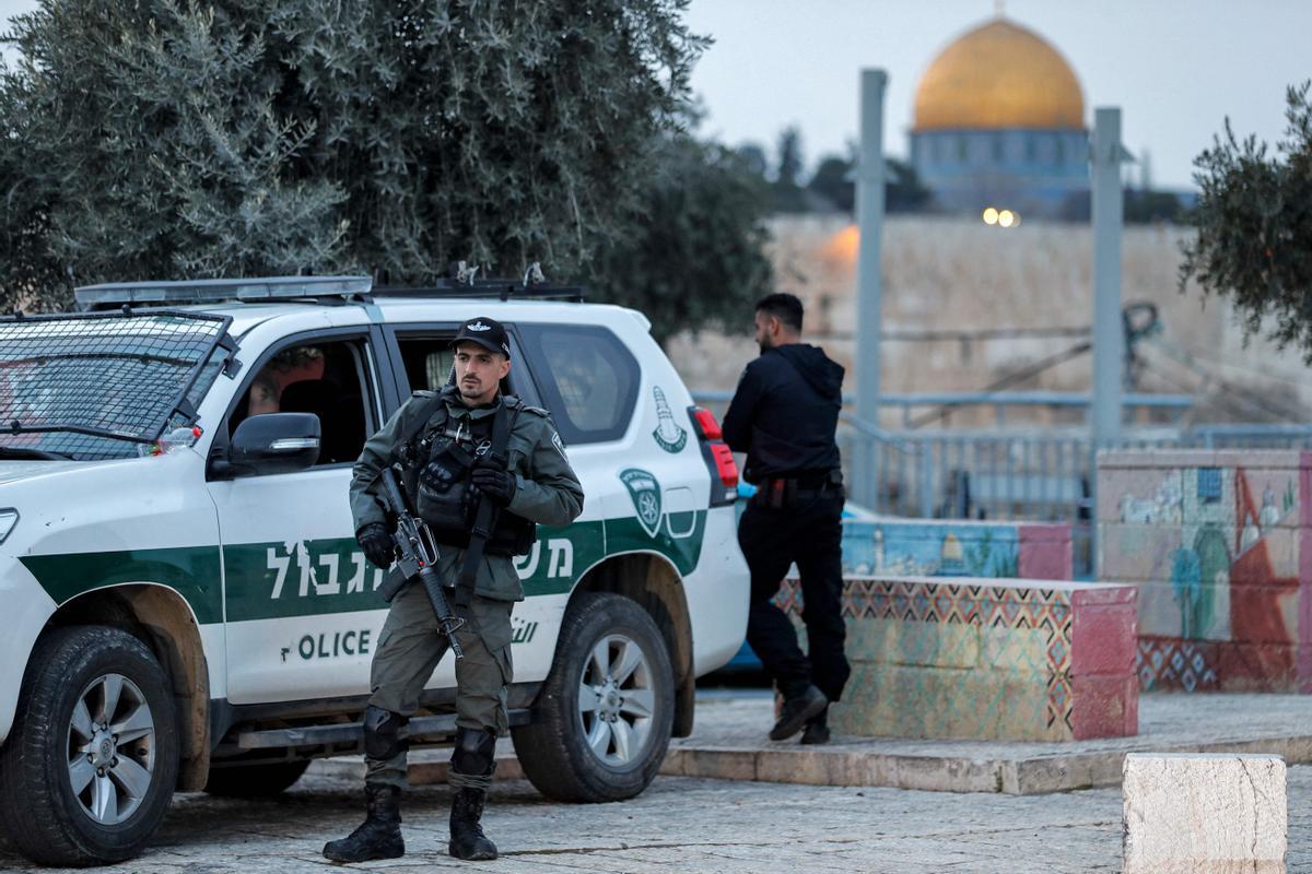 Fuerzas de seguridad israelí patrullan por el barrio de Ras al Amud de Jerusalén tras un ataque, el pasado domingo.