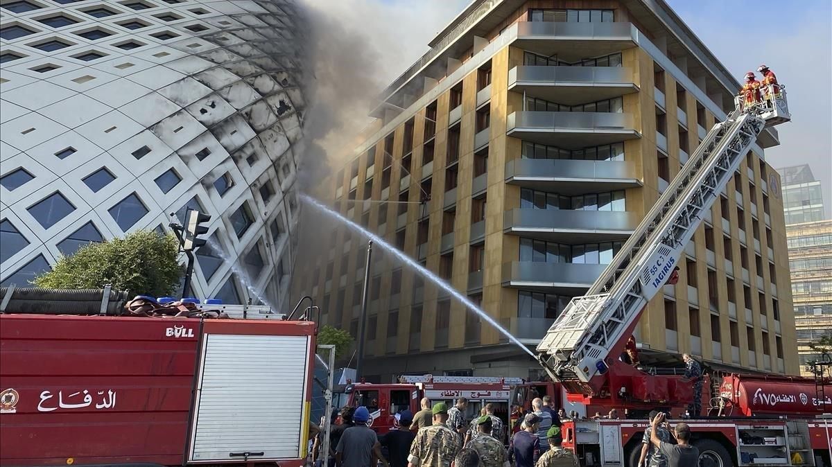 Los bomberos extinguen las llamas en el edificio de Zaha Hadid. Los bomberos extinguen las llamas en el edificio de Zaha Hadid.