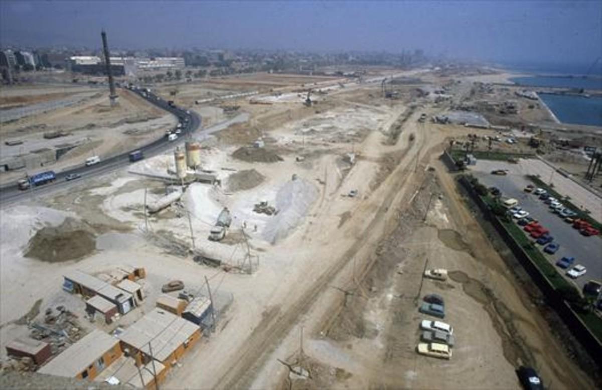 Obras de movimiento de tierras en el frente marítimo de Poblenou, previas a la construcción de la Vila Olímpica de los Juegos de 1992.