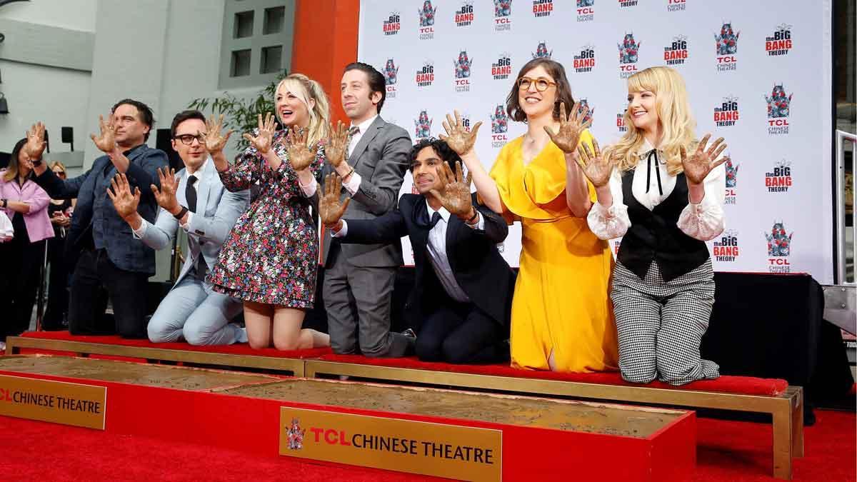 estrellas de 'The Big Bang Theory' dejan sus huellas en Hollywood