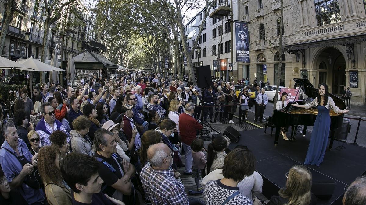 Actuación en la Rambla organizada por el Liceu para celebrar el Día Mundial de la Ópera y contribuir a recuperar la normalidad cultural en Barcelona, este viernes. Actuación en la Rambla organizada por el Liceu para celebrar el Día Mundial de la Ópera y contribuir a recuperar la normalidad cultural en Barcelona, este viernes.