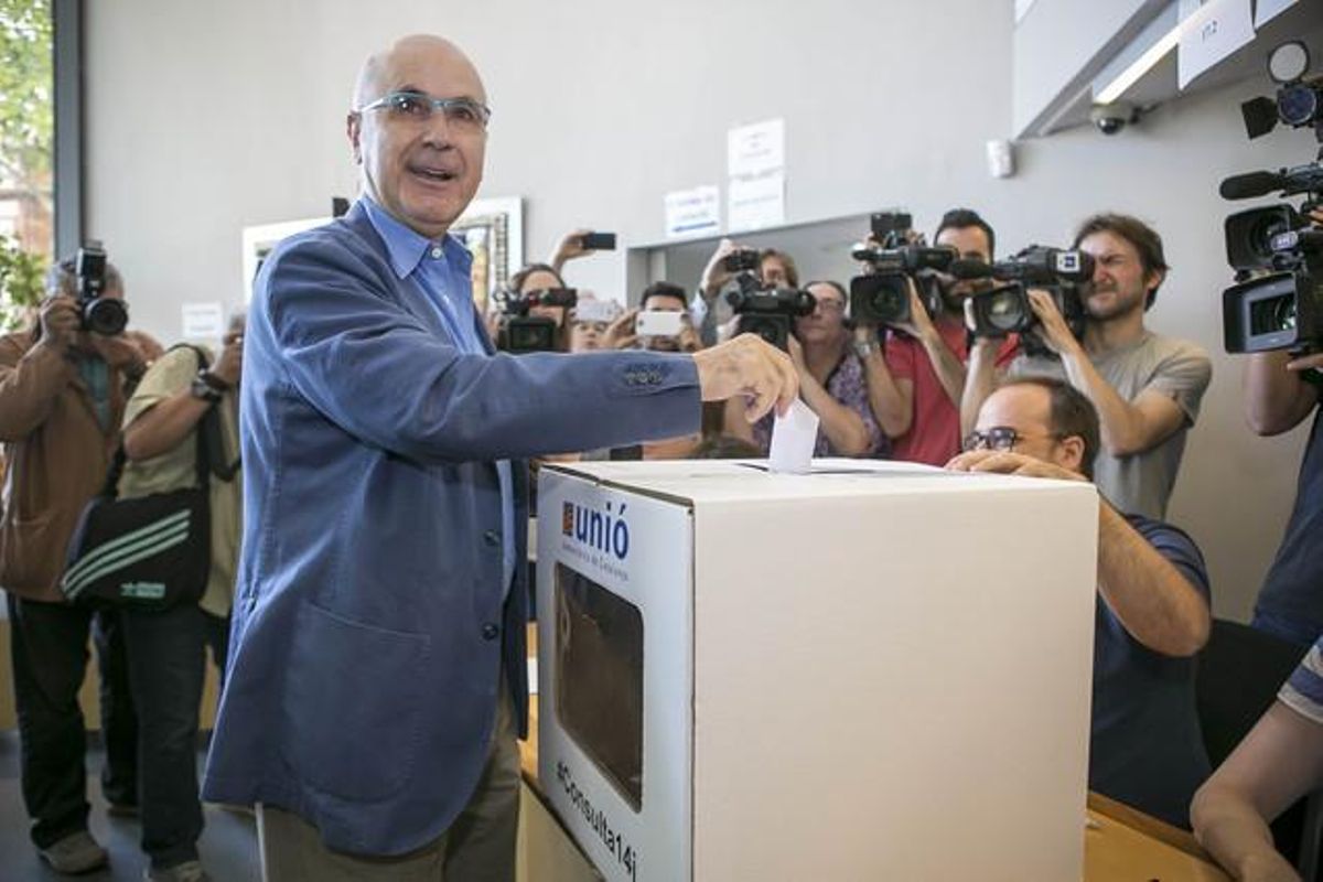 Josep Antoni Duran Lleida deposita su voto en la sede de Unió de la calle de Nàpols, el pasado domingo, 14 de junio, en la consulta interna de los democristianos. Josep Antoni Duran Lleida deposita su voto en la sede de Unió de la calle de Nàpols, el pasado domingo, 14 de junio, en la consulta interna de los democristianos.