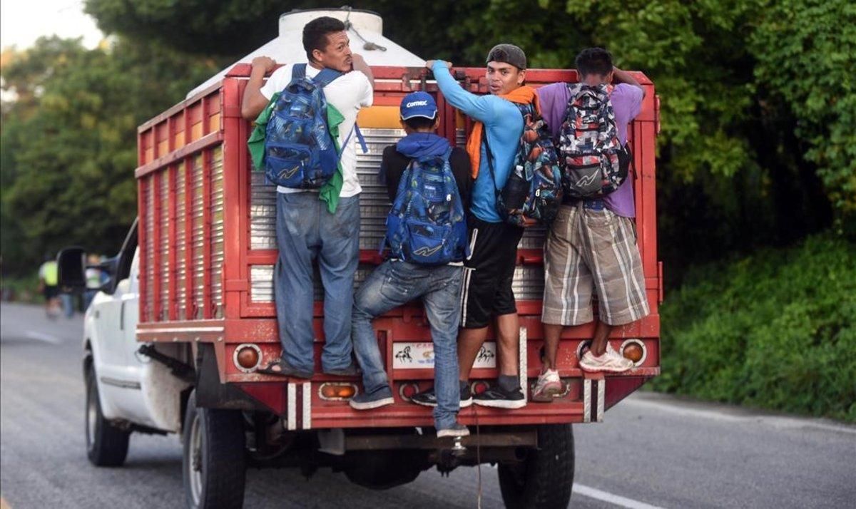 Inmigrantes hondureños en un camión que circula por México rumbo a EEUU. Inmigrantes hondureños en un camión que circula por México rumbo a EEUU.