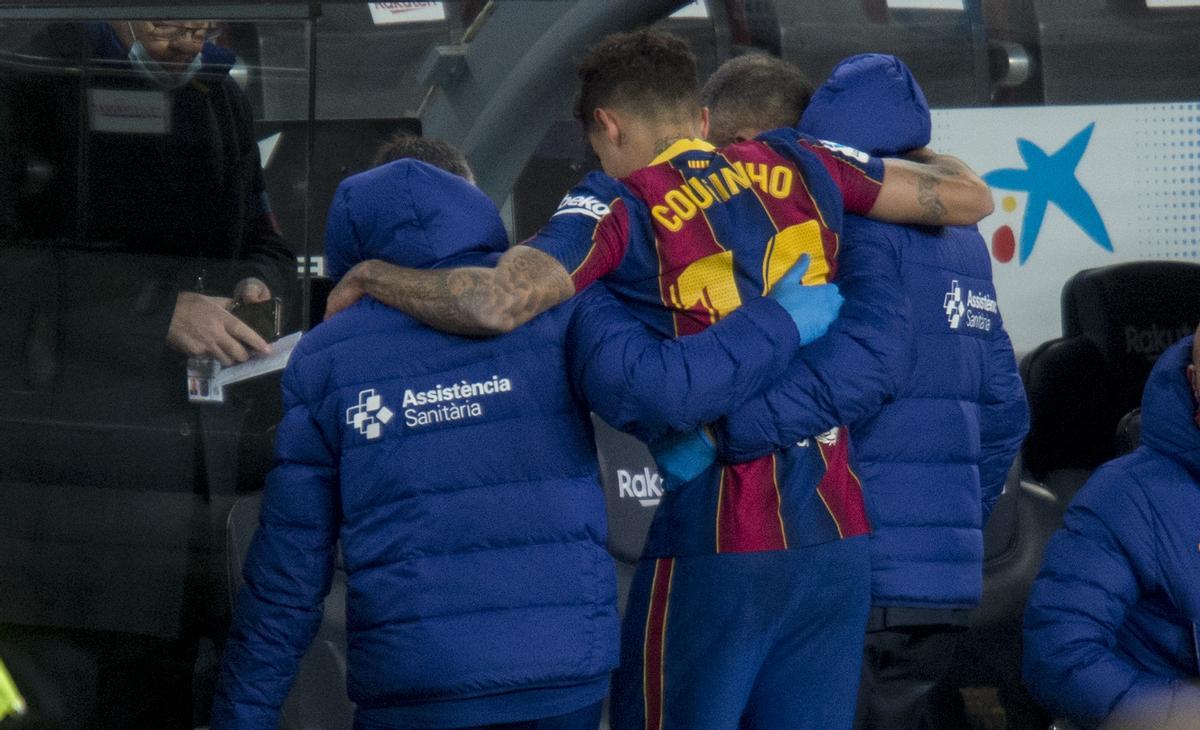 Coutinho abandona lesionado el Camp Nou durante el partido con el Eibar. Coutinho abandona lesionado el Camp Nou durante el partido con el Eibar.