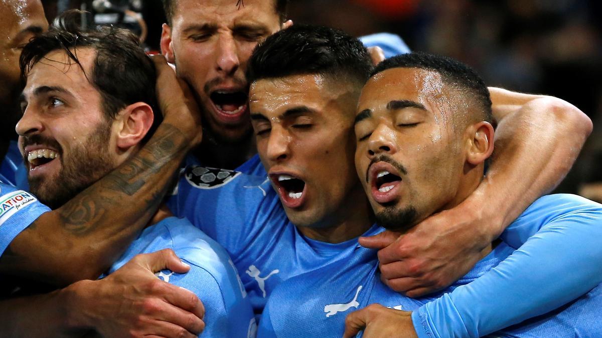 Los jugadores del City se abrazan tras el segundo gol, obra de Gabriel Jesús, a la derecha.