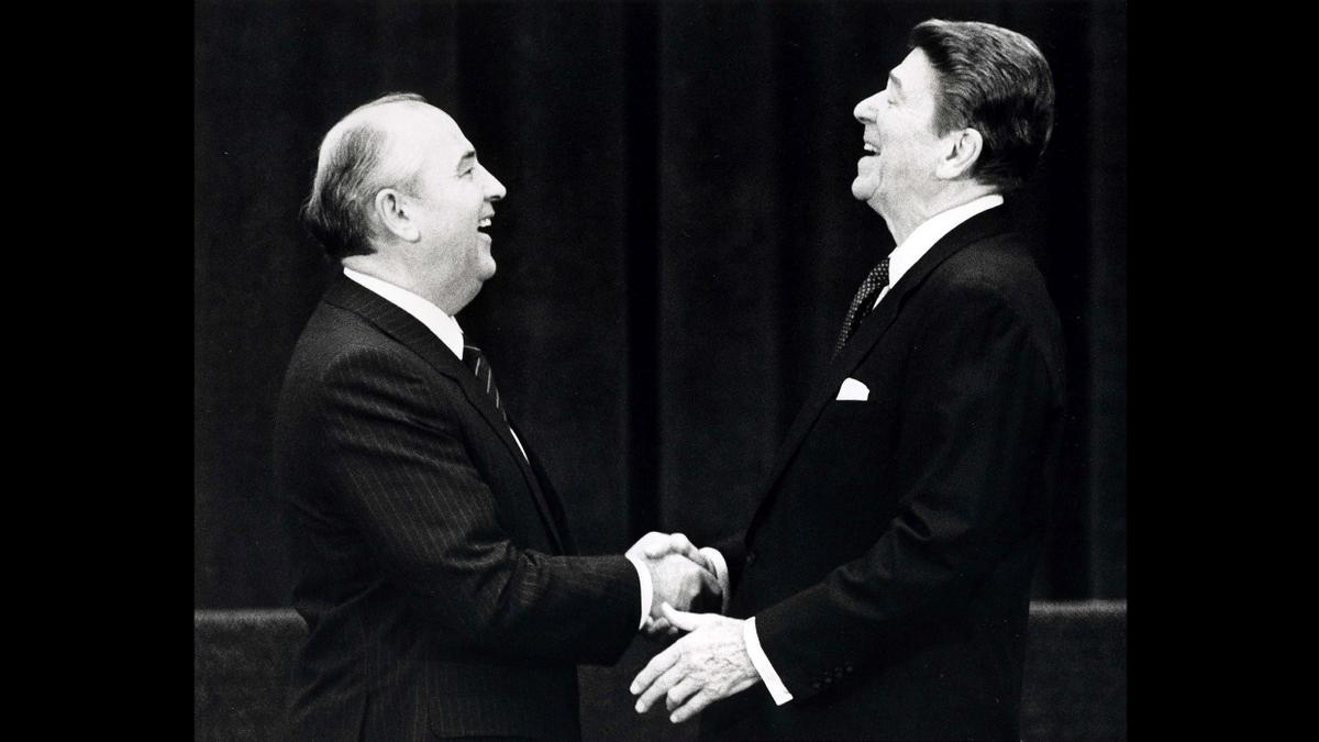 Foto de archivo sin fecha que muestra al expresidente estadounidense Ronald Reagan en su primera reunión con el exlíder soviético Mikhail Gorbachev en Ginebra, Suiza.
