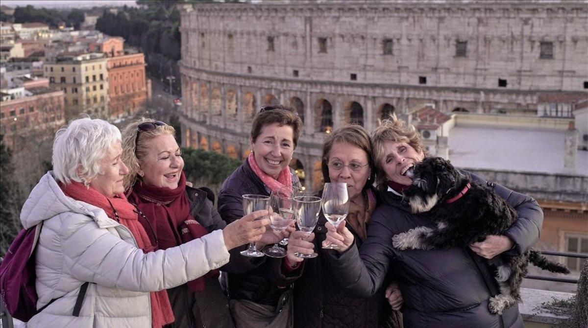 Mercedes Milá, en Roma, con sus excompañeras de colegio en el capítulo ’Curso del 68’, de ’Scott y Milá’ (Movistar+). Mercedes Milá, en Roma, con sus excompañeras de colegio en el capítulo ’Curso del 68’, de ’Scott y Milá’ (Movistar+).