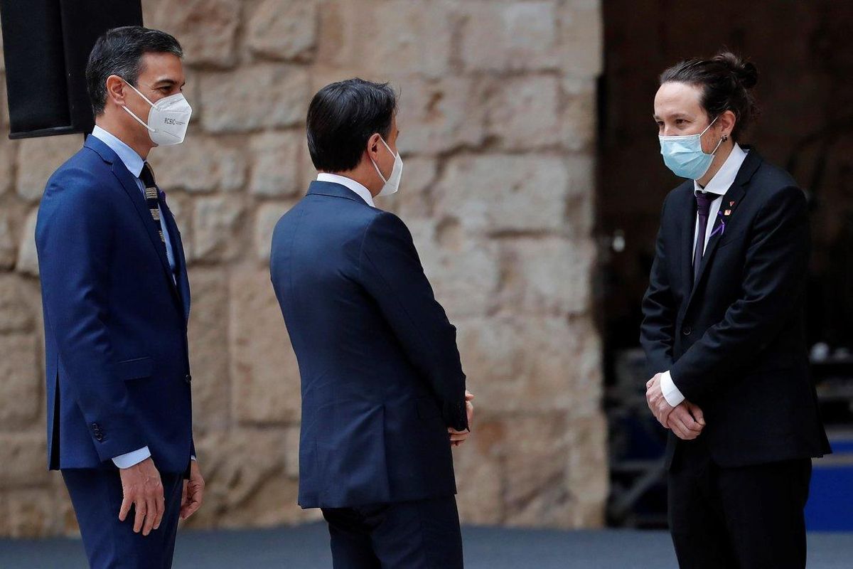 El presidente del Gobierno, Pedro Sánchez, y el primer ministro italiano, Giuseppe Conte, saludan al vicepresidente segundo, Pablo Iglesias, durante la recepción en el patio de honor del palacio de la Almudaina, donde se celebró este 25 de noviembre la XIX Cumbre bilateral España-Italia. El presidente del Gobierno, Pedro Sánchez, y el primer ministro italiano, Giuseppe Conte, saludan al vicepresidente segundo, Pablo Iglesias, durante la recepción en el patio de honor del palacio de la Almudaina, donde se celebró este 25 de noviembre la XIX Cumbre bilateral España-Italia.