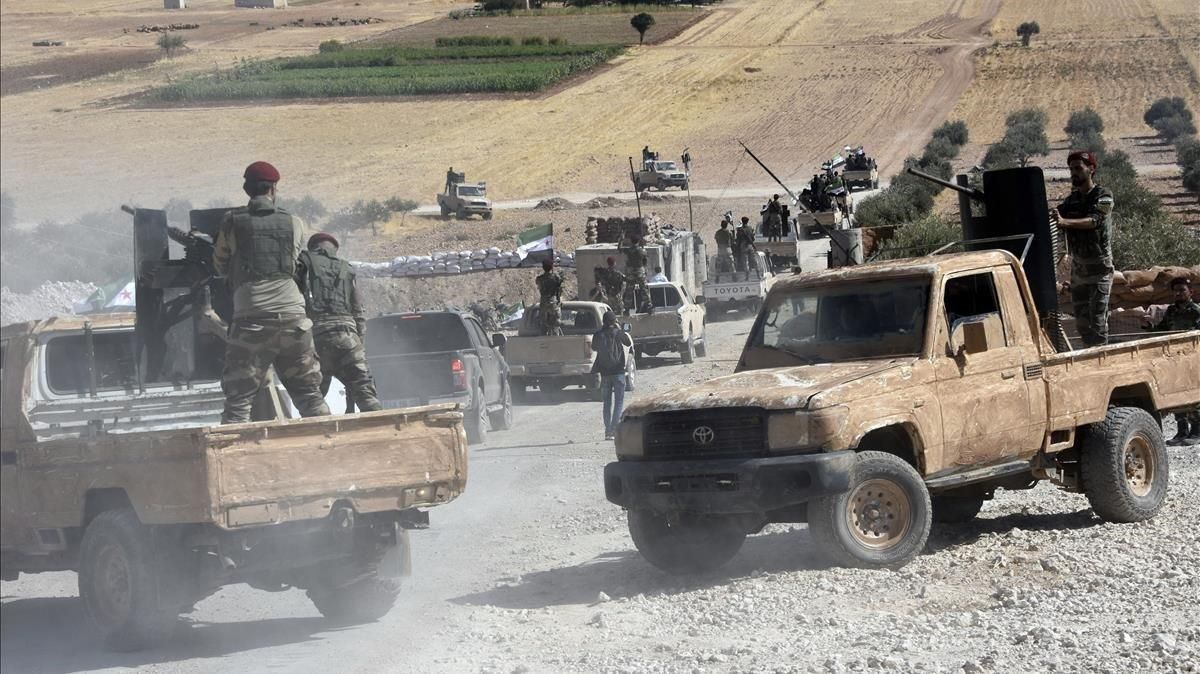 Fuerzas fieles a Turquía se dirigen a la localidad siria de Tal Abyad desde la población fonteriza turca de Akcakale. Fuerzas fieles a Turquía se dirigen a la localidad siria de Tal Abyad desde la población fonteriza turca de Akcakale.