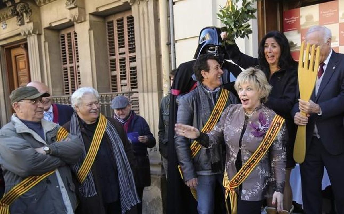 Godoy y Mario Gas (a la izquierda) miran a Manolo García y Karina, este lunes frente a la entrada del restaurante Can Soteras durante la Festa del Cargol. Godoy y Mario Gas (a la izquierda) miran a Manolo García y Karina, este lunes frente a la entrada del restaurante Can Soteras durante la Festa del Cargol.