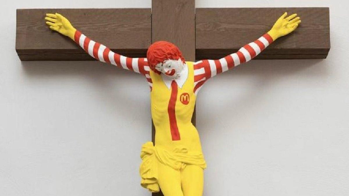La obra ’McJesus’ expuesta en la exposición ’Bienes Sagrados’ (Sacred Goods) del Museo de Arte de Haifa (Israel). La obra ’McJesus’ expuesta en la exposición ’Bienes Sagrados’ (Sacred Goods) del Museo de Arte de Haifa (Israel).