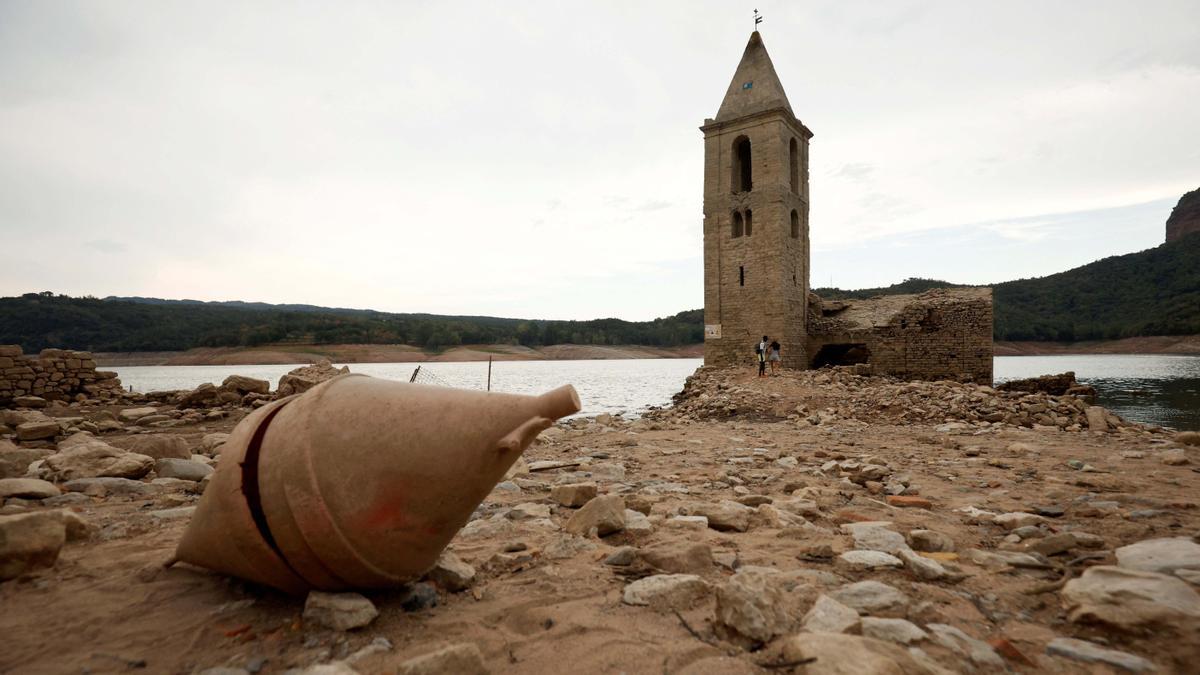 La iglesia del pantano de Sau emerge debido al bajísimo nivel del agua.
