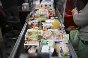Una mujer pasa la compra por la caja en un supermercado de Septemes-les-Vallons, cerca de Marsella.