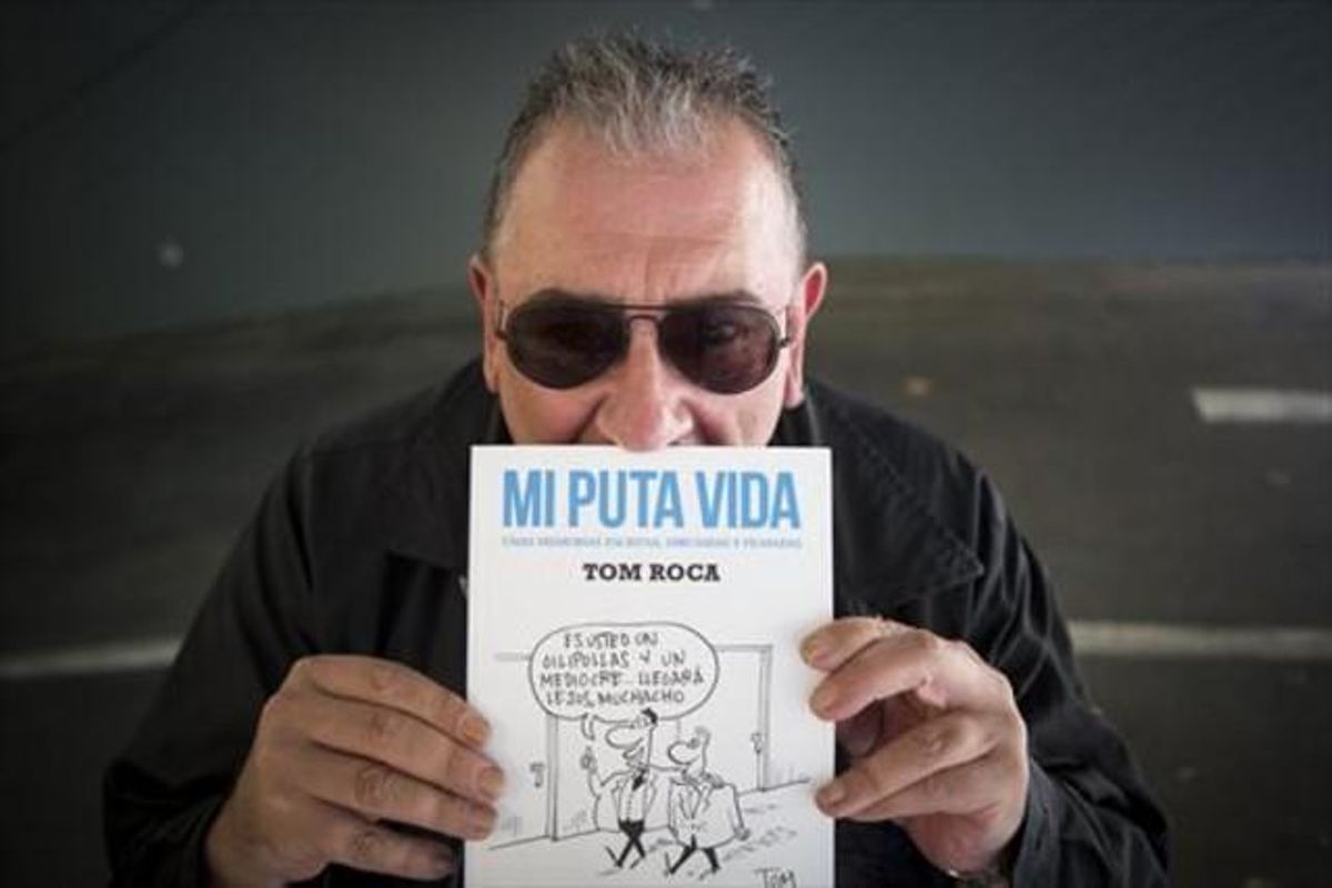 El humorista Tom Roca, con un ejemplar de su libro ’Mi puta vida’, esta semana, en Barcelona. El humorista Tom Roca, con un ejemplar de su libro ’Mi puta vida’, esta semana, en Barcelona.
