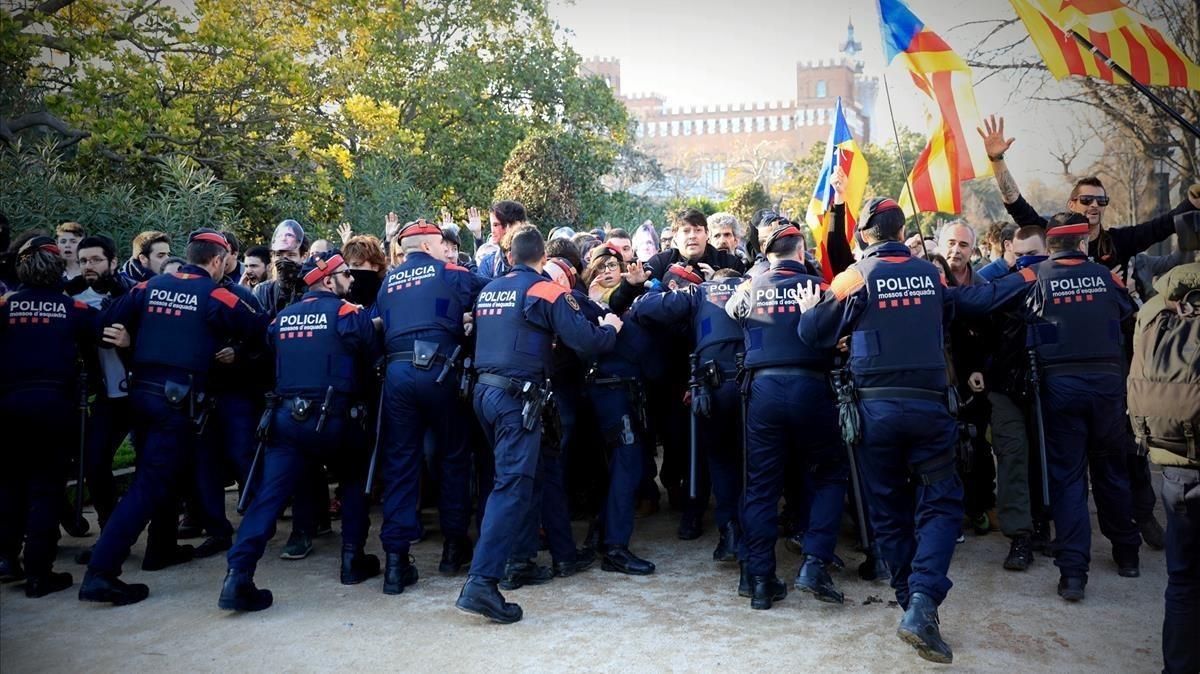 Los Mossos intentan impedir el paso de los manifestantes al parque de la Ciutadella, el pasado 30 de enero. Los Mossos intentan impedir el paso de los manifestantes al parque de la Ciutadella, el pasado 30 de enero.