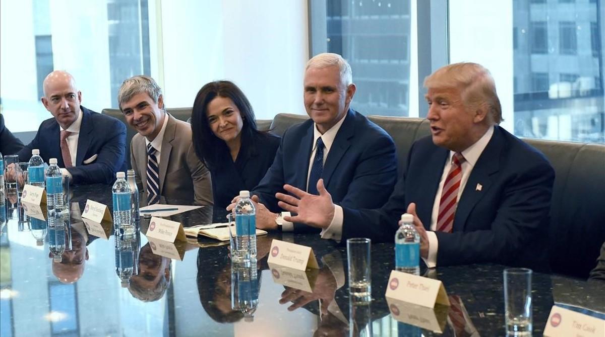 El dueño de Amazon Jeff Bezos, el cofundador de Google Larry Page y la responsable operativa de Facebook, Sheryl Sandberg, con Donald Trump y su vicepresidente Mike Pence, en diciembre del 2016.