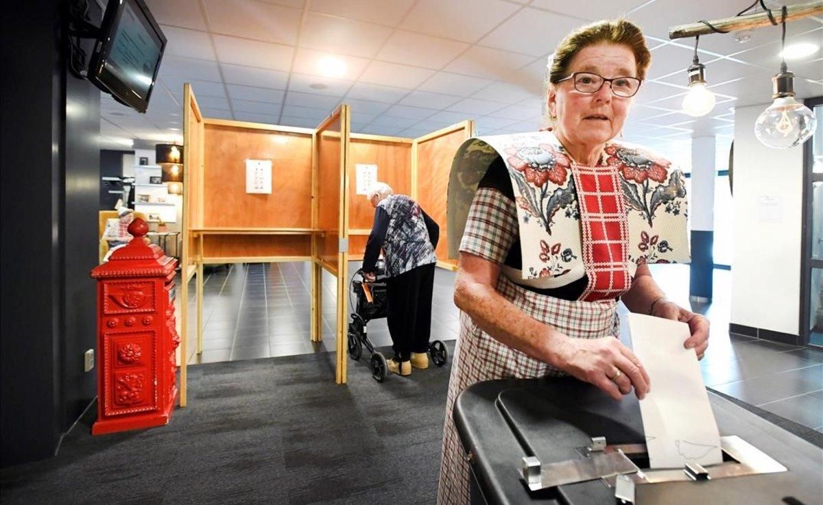 Una mujer vota, este jueves, en un colegio electoral de Holanda. Una mujer vota, este jueves, en un colegio electoral de Holanda.