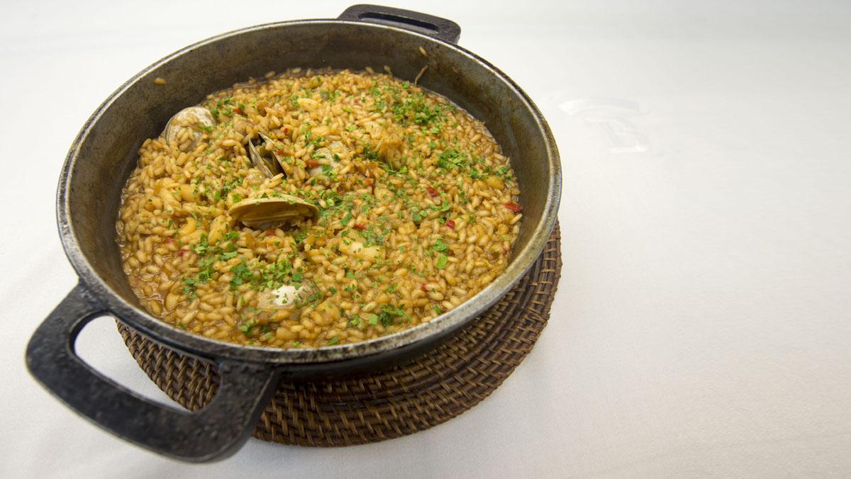 Arnau Bosch explica cómo hace la receta de arroz meloso de galeras y almejas.