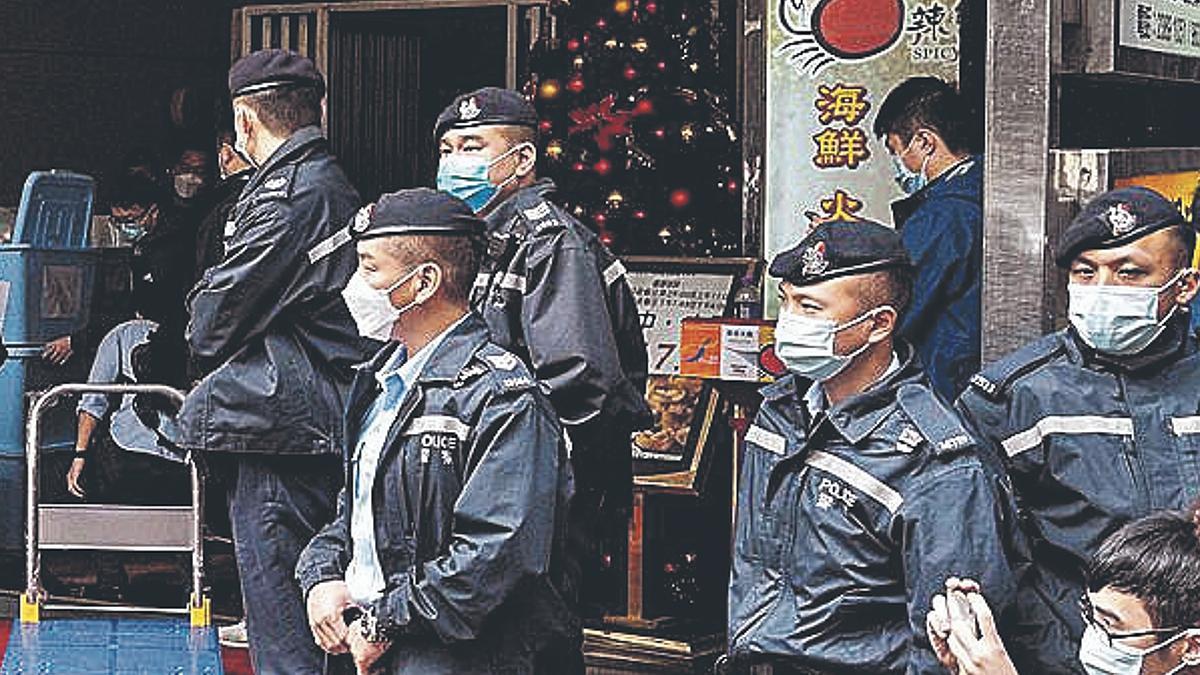 La police de Hong Kong arrête 6 400 personnes dans le cadre d’une opération contre la mafia chinoise