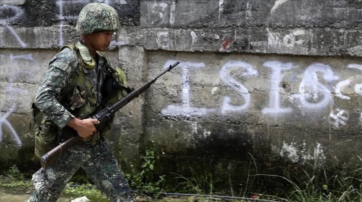 Un soldado filipino patrulla por un vecindario despues de un bombardeo durante los combates contra el EI. Un soldado filipino patrulla por un vecindario despues de un bombardeo durante los combates contra el EI.