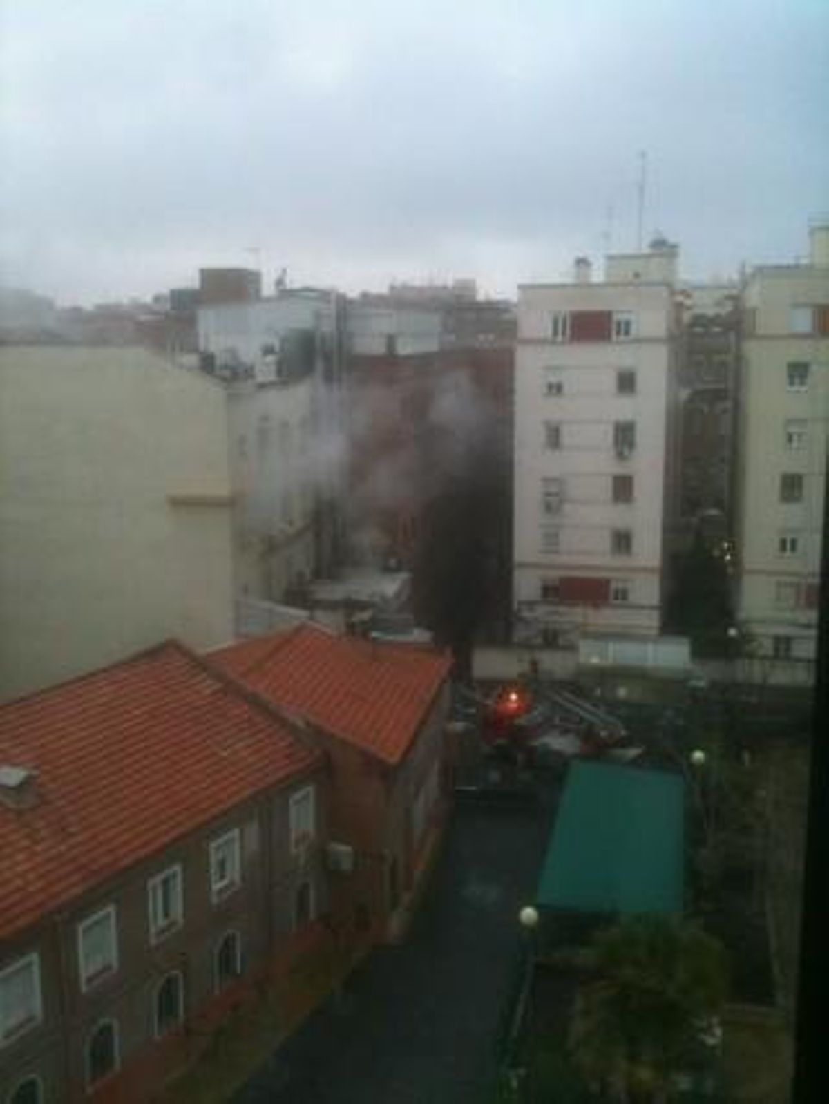 El humo sale de las dependencias de la Clínica La Milagrosa de Madrid, esta mañana. El humo sale de las dependencias de la Clínica La Milagrosa de Madrid, esta mañana.