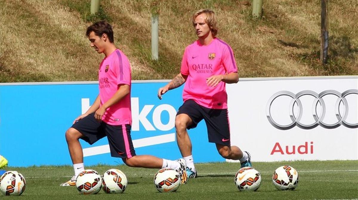 Els jugadors del Barça Alejandro Grimaldo (Barça B) i Ivan Rakitic, durant un entrenament.