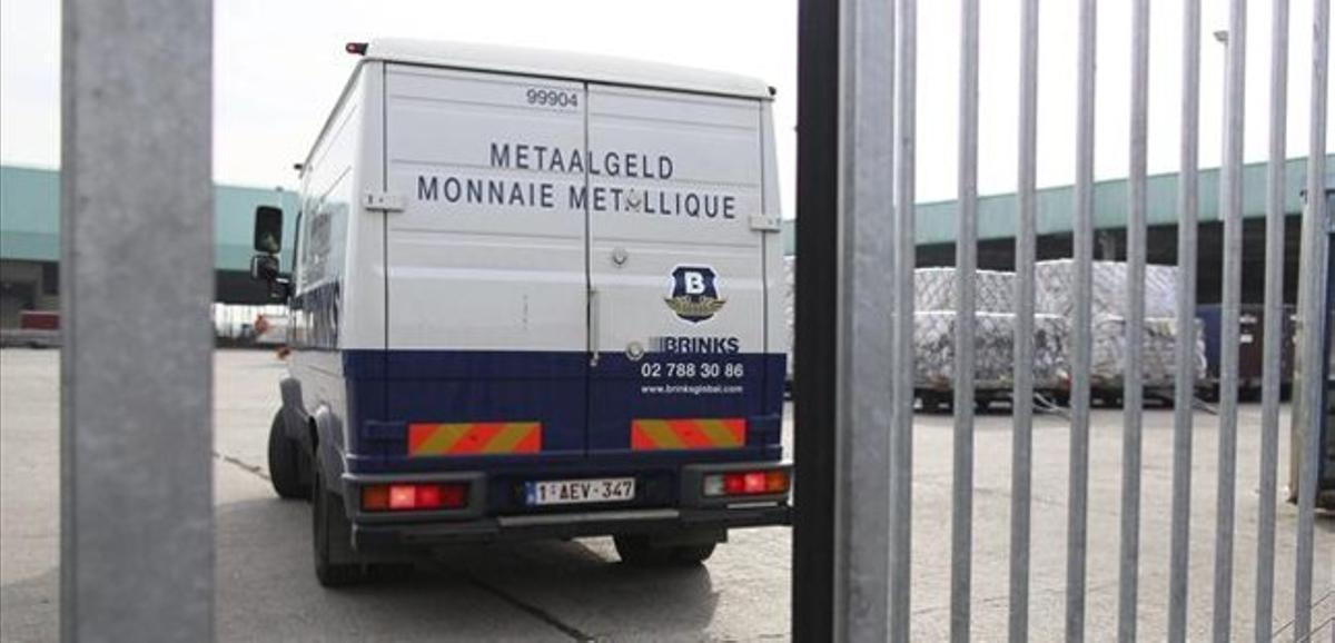 Una furgoneta de la empresa encargada de transportar los diamantes robados entra en el aeropuerto de Bruselas, este martes.