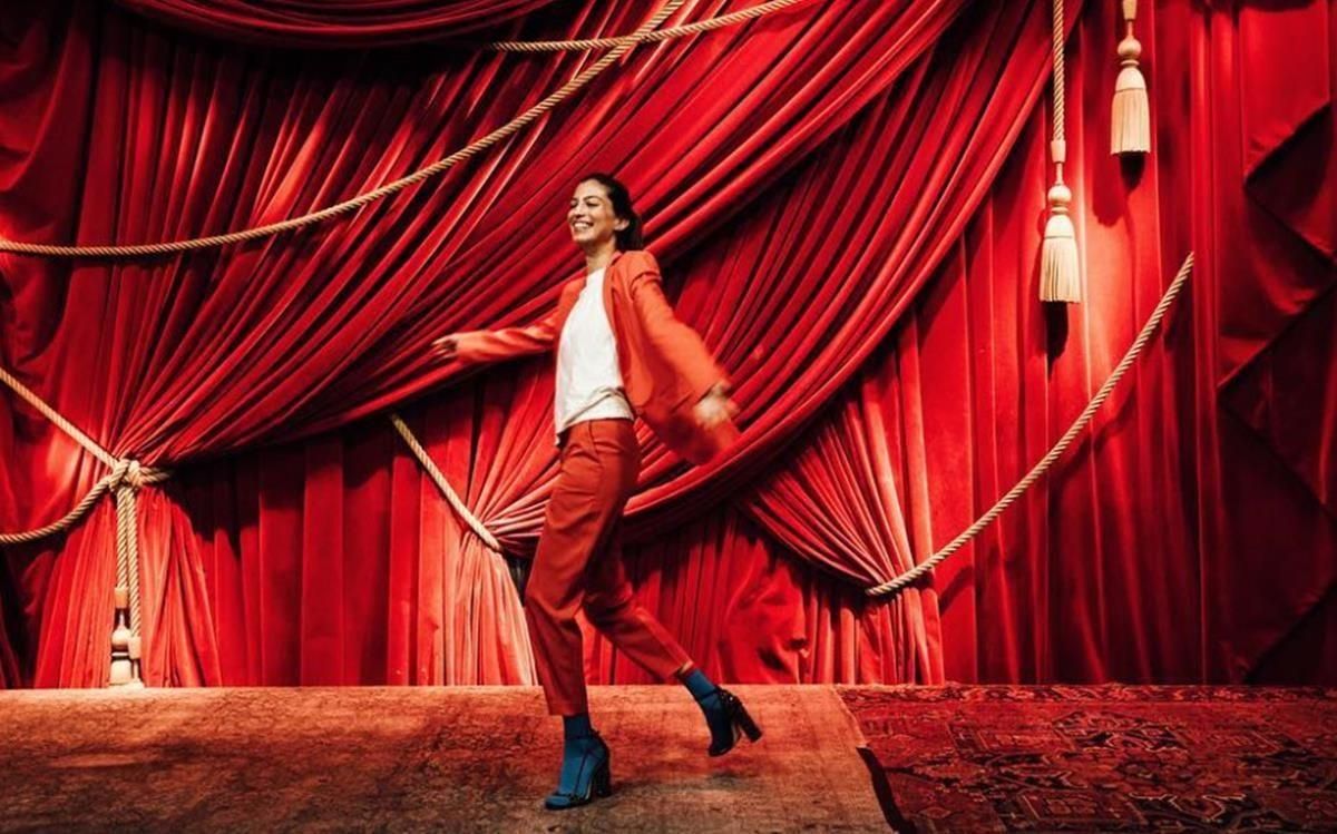 Marina Testino y su traje rojo. Marina Testino y su traje rojo.