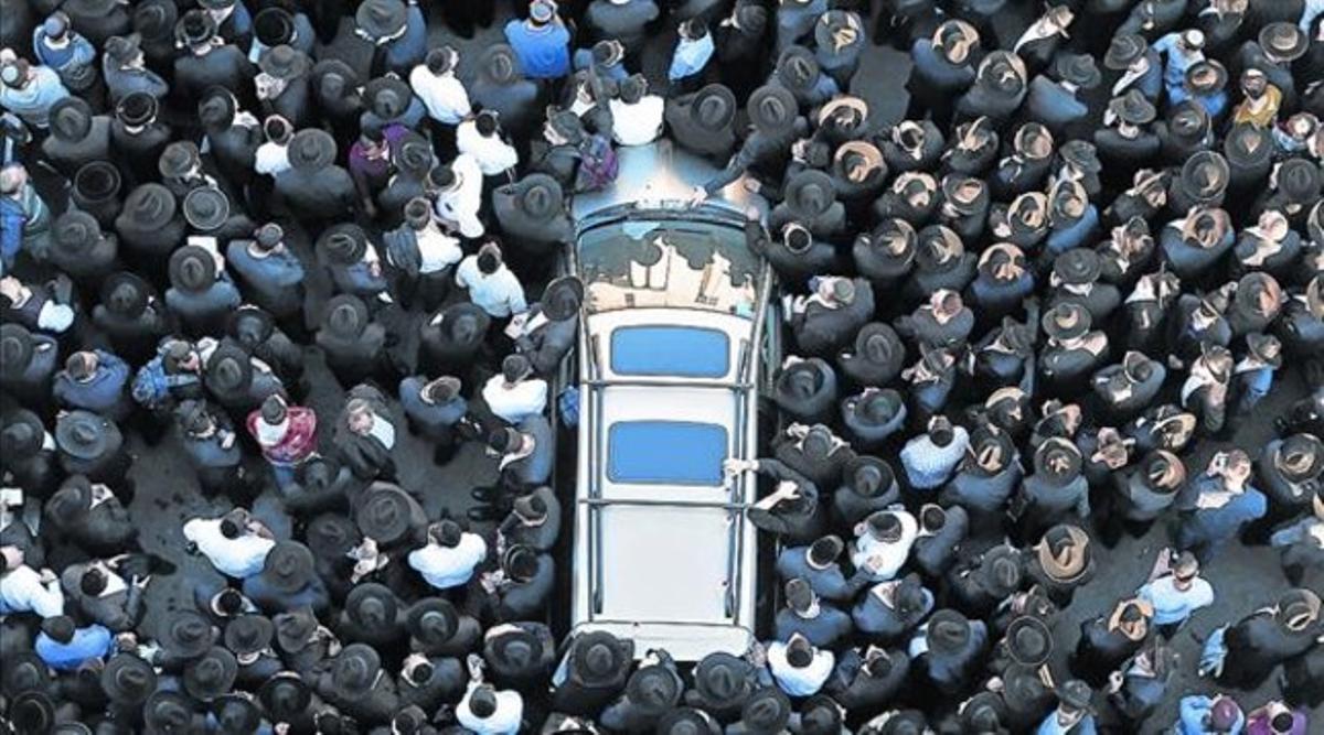 Milers d’israelians, molts d’ells ultraortodoxos, en el funeral de les víctimes de l’atemptat a la sinagoga, ahir.