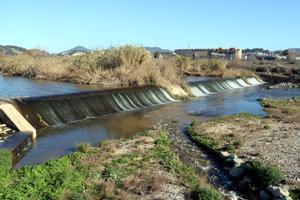 Canal de agua regenerada llegando al río Llobregat.