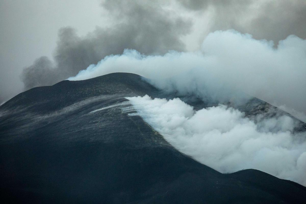 La lava del volcán de La Palma llega al mar por un tercer punto