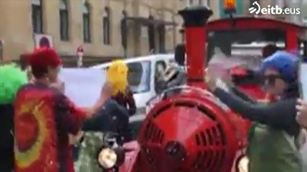 Detienen el tren turístico de San Sebastián para protestar por el turismo Detienen el tren turístico de San Sebastián para protestar por el turismo