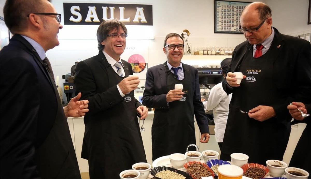 El presidente de la Generalitat, Carles Puigdemont, en la celebración del 65 aniversario de Café Saula.