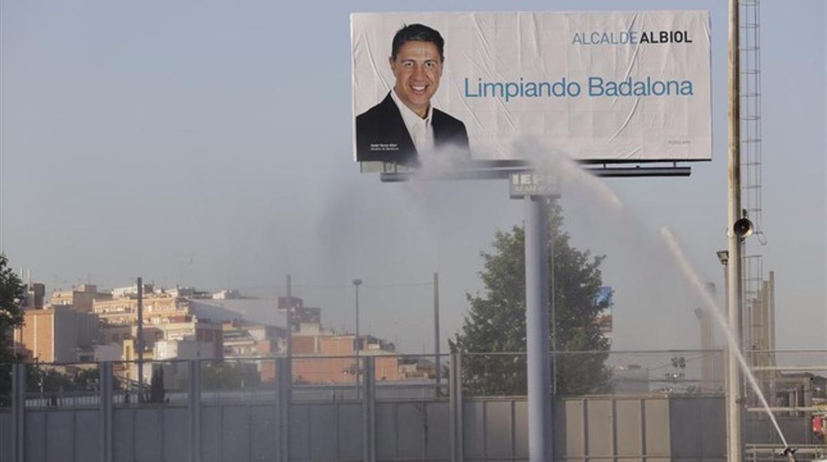 Polémico lema del candidato del PP a la alcaldía de Badalona, Xavier García Albiol. Polémico lema del candidato del PP a la alcaldía de Badalona, Xavier García Albiol.
