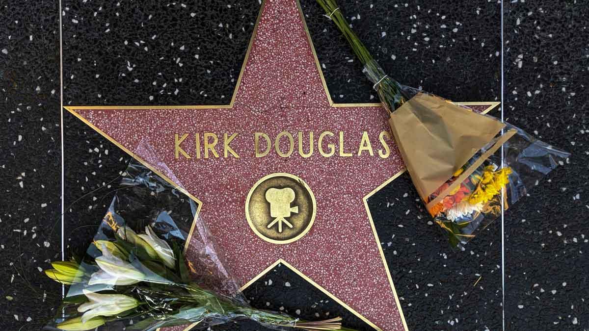 Homenaje a Kirk Douglas en el paseo de la Fama de Hollywood.