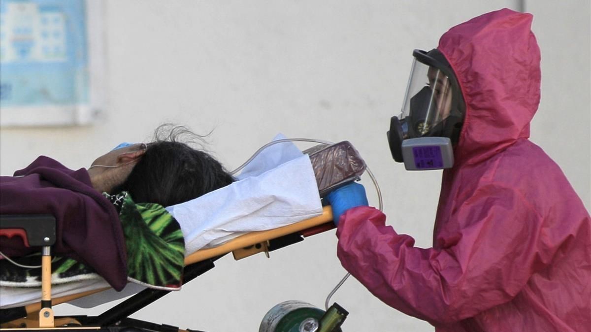 Un trabajador sanitario introduce a una paciente enferma de covid-19 al Hospital General de Ciudad Juárez en el estado de Chihuahua (México). Un trabajador sanitario introduce a una paciente enferma de covid-19 al Hospital General de Ciudad Juárez en el estado de Chihuahua (México).
