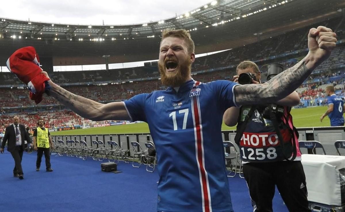 Aron Gunnarsson, el capitán de Islandia, eufórico tras la victoria sobre Austria. Aron Gunnarsson, el capitán de Islandia, eufórico tras la victoria sobre Austria.