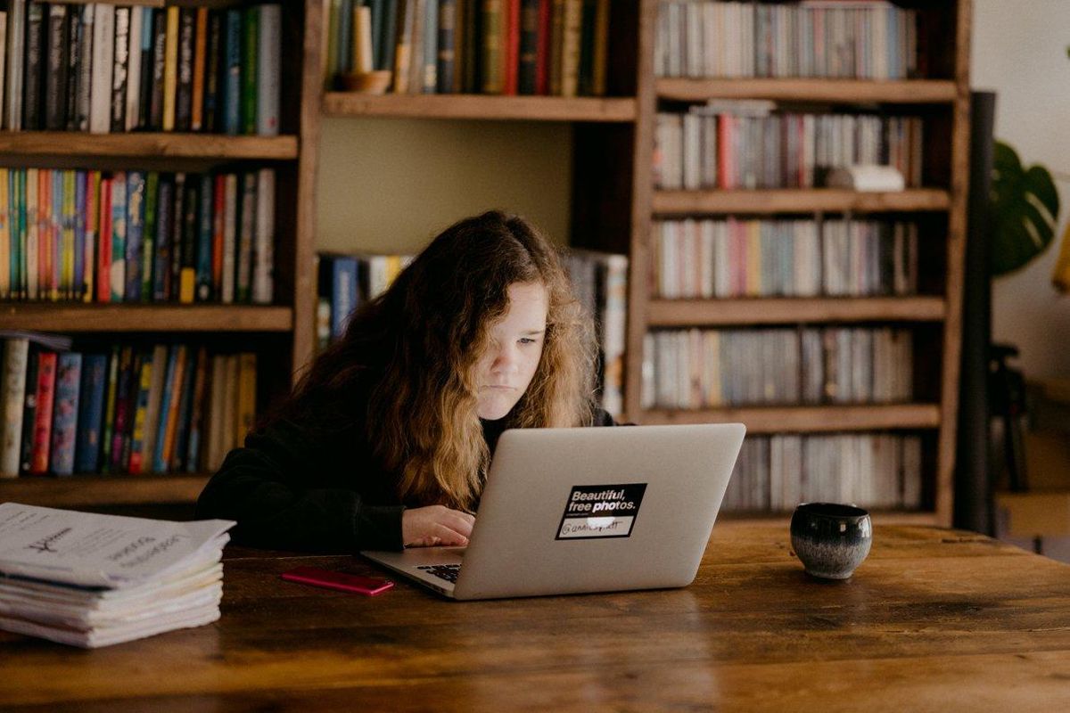 El mayor uso de Internet y dispositivos móviles en la cuarentena hace más vulnerables a empresas y ciudadanos, especialmente a los menores de edad. El mayor uso de Internet y dispositivos móviles en la cuarentena hace más vulnerables a empresas y ciudadanos, especialmente a los menores de edad.