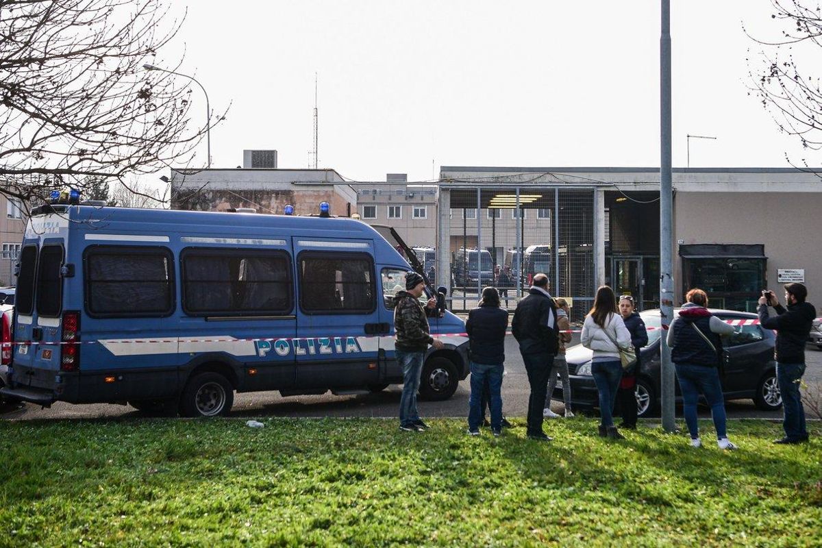 Familiares de reclusos de la cárcel de Modena, este domingo frente al centro penitenciario. Familiares de reclusos de la cárcel de Modena, este domingo frente al centro penitenciario.
